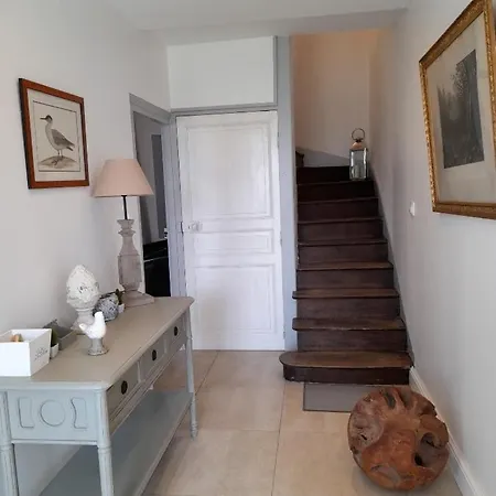 Maison De Maitre Vue Sur Le Puy De Dome Proche D Un Villa *